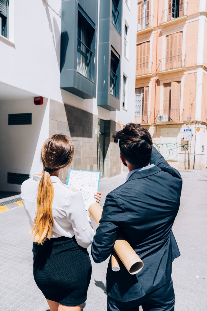 Imagen de un local comercial transformado en una vivienda luminosa y moderna en Barcelona, gestionado por Grupo Litian.
