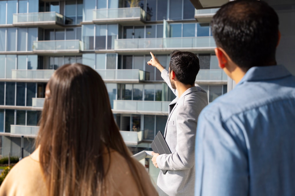 Inversores privados visitando una propiedad inmobiliaria en proceso de transformación gestionada por Grupo Litian.